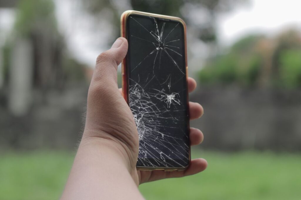 Zbita szybka czy uszkodzony wyświetlacz Sprawdź, jakiej naprawy potrzebuje Twój telefon